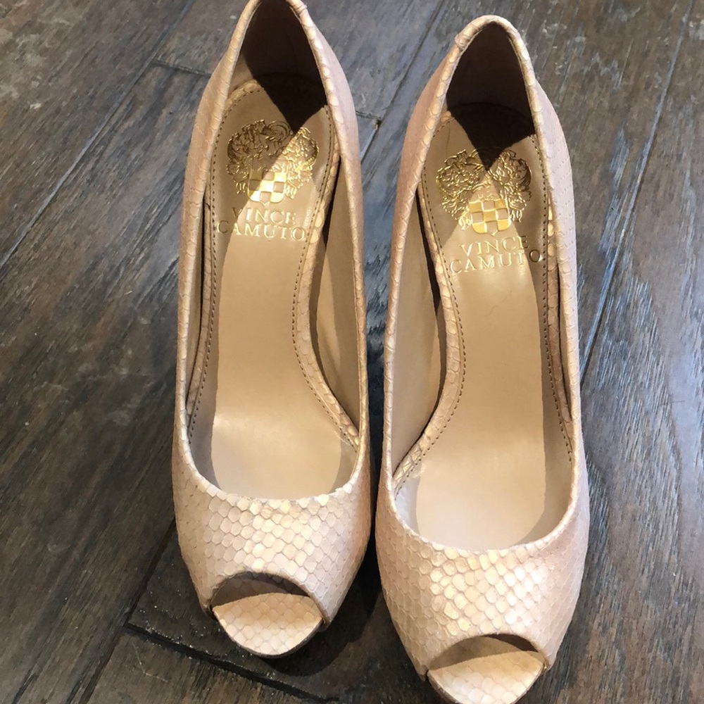 Cute pink snake skin peep toe pumps